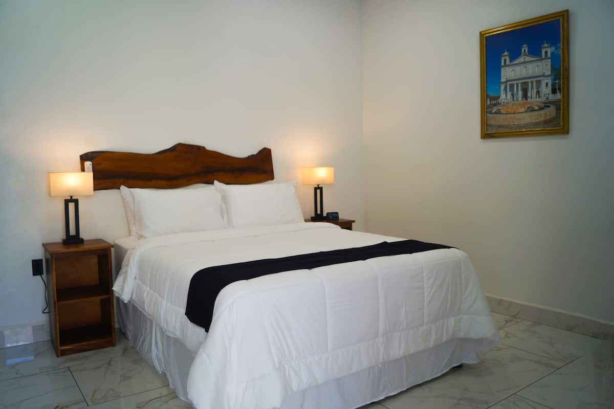 Escritorio, wifi gratis y ropa de cama 