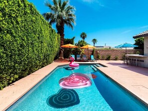 Una piscina al aire libre, una piscina climatizada