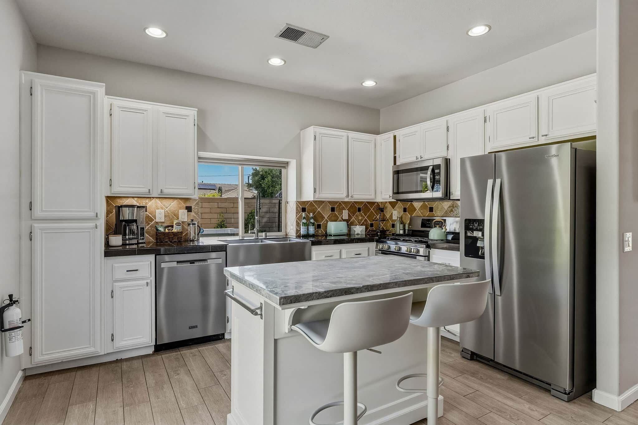 Fully stocked kitchen with island seating for 2