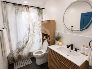 Baignoire à jets, sèche-cheveux, serviettes fournies, savon