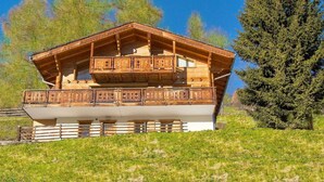 A wooden chalet with a balcony, surrounded by trees. - Chalet Greppon Blanc by Interhome (Hérémence)