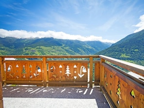 A wooden balcony with a view of a mountainous landscape. - Chalet Mountain Star by Interhome (Hérémence)