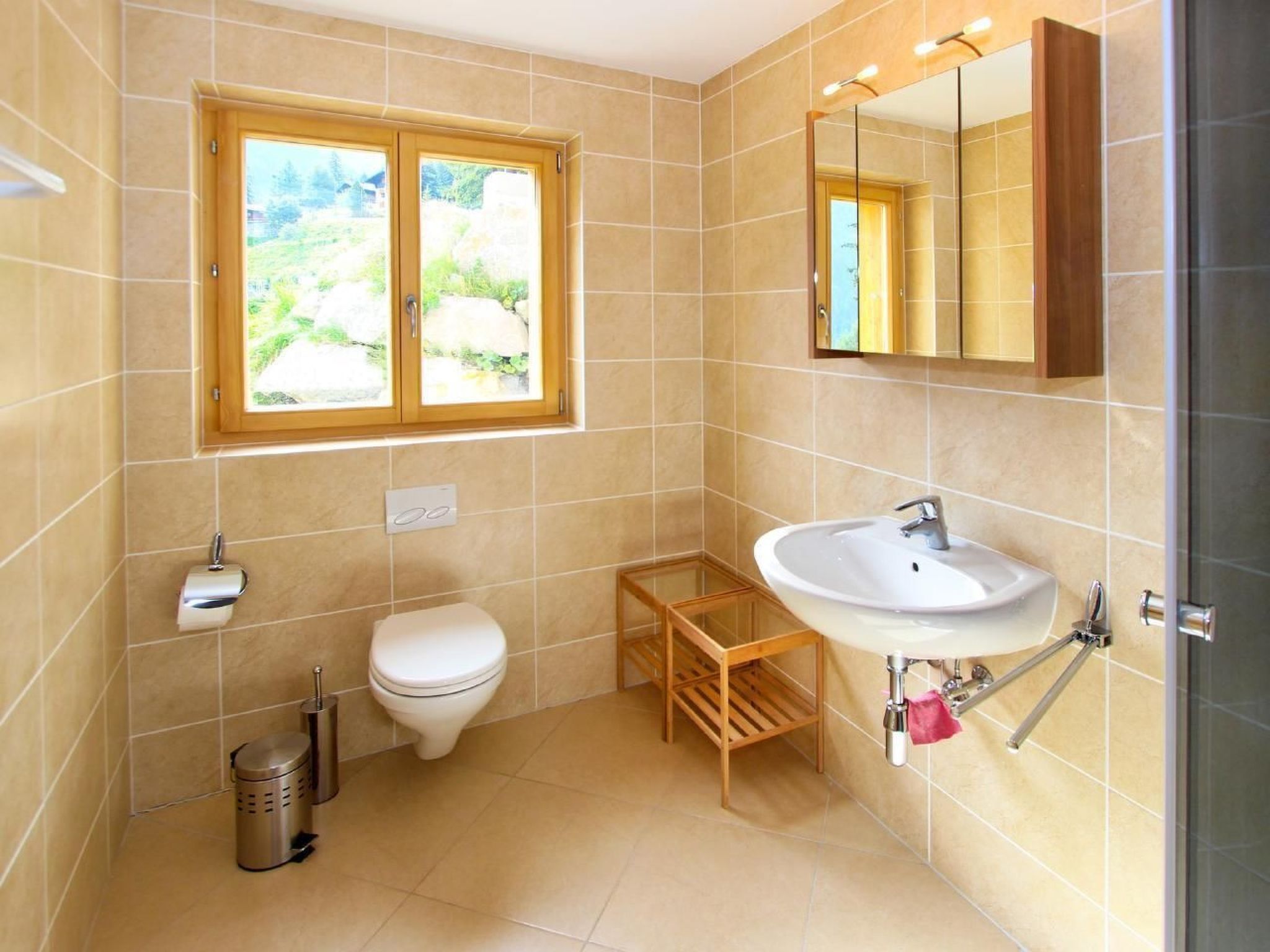 Ein Badezimmer mit Toilette, Waschbecken und Fenster.