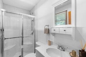 Een douche, een bubbelbad, een haardroger, handdoeken