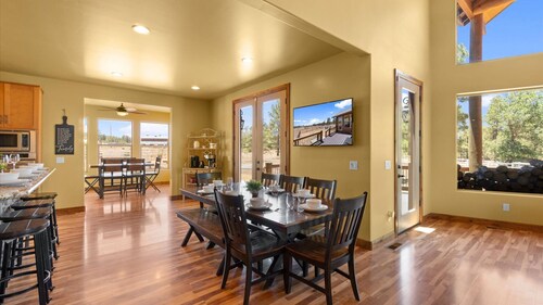 Fern Way Lodge-luxury-private pickleball/basketball court, hot tub, EV charger