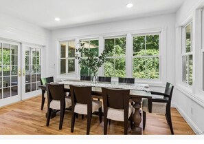 Dining - Spacious 4-bedroom house in charming Shelter Island with AC (Shelter Island)