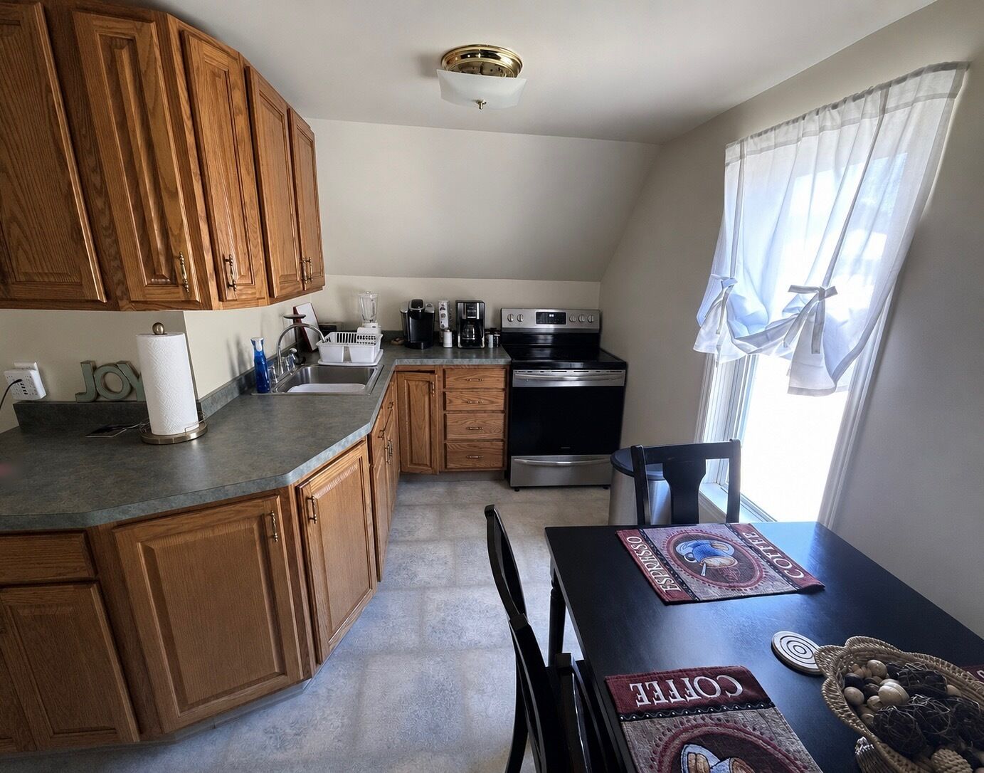 Coffee/tea maker, fridge, microwave, oven