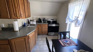 Coffee/tea maker, fridge, microwave, oven