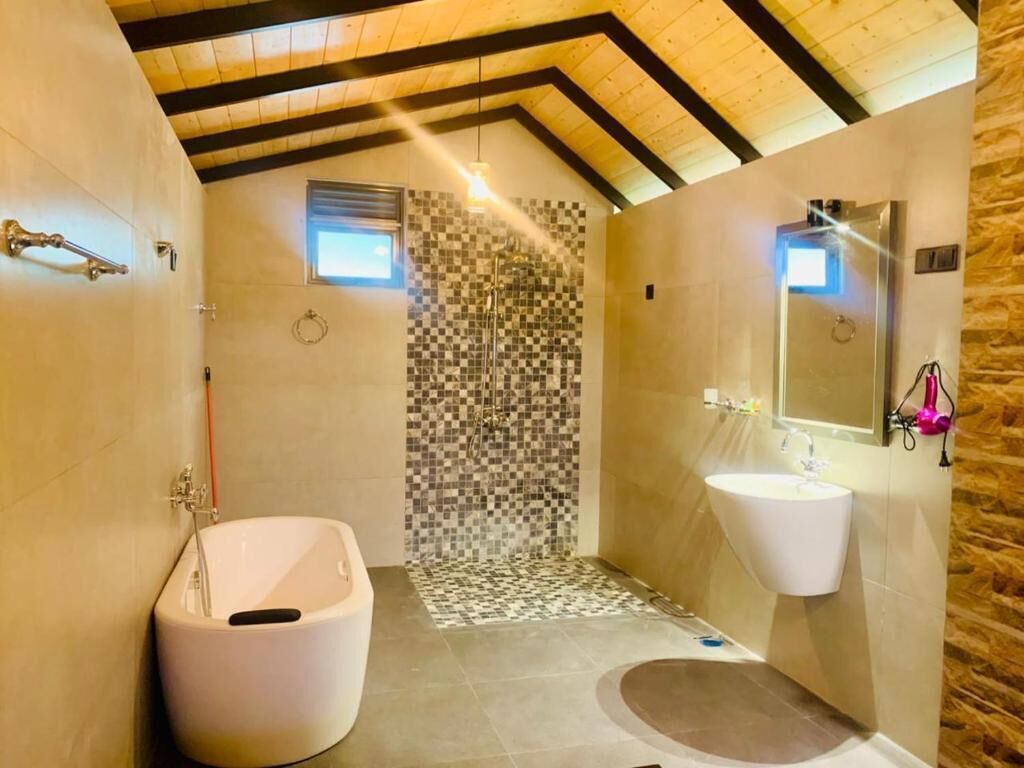 Comfort Double Room, Balcony, Mountain View | Bathroom | Slippers, towels