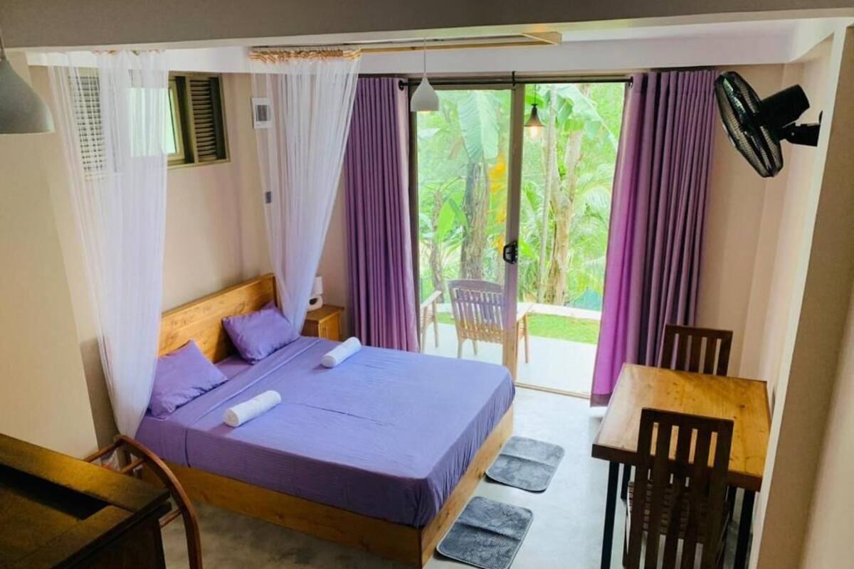 Comfort-Dreibettzimmer, Terrasse, Bergblick | Zimmersafe, Verdunkelungsvorhänge, Bügeleisen/Bügelbrett
