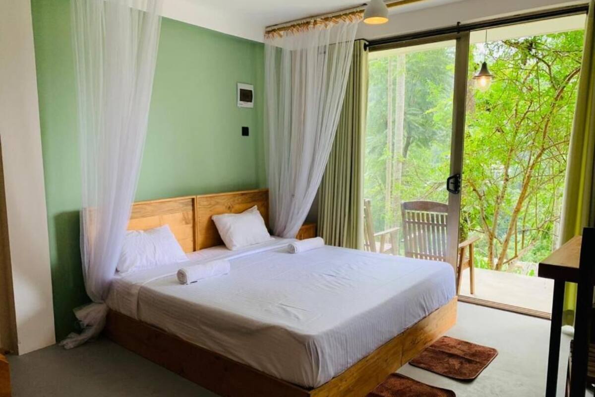 Deluxe-Dreibettzimmer, Terrasse, Bergblick | Zimmersafe, Verdunkelungsvorhänge, Bügeleisen/Bügelbrett