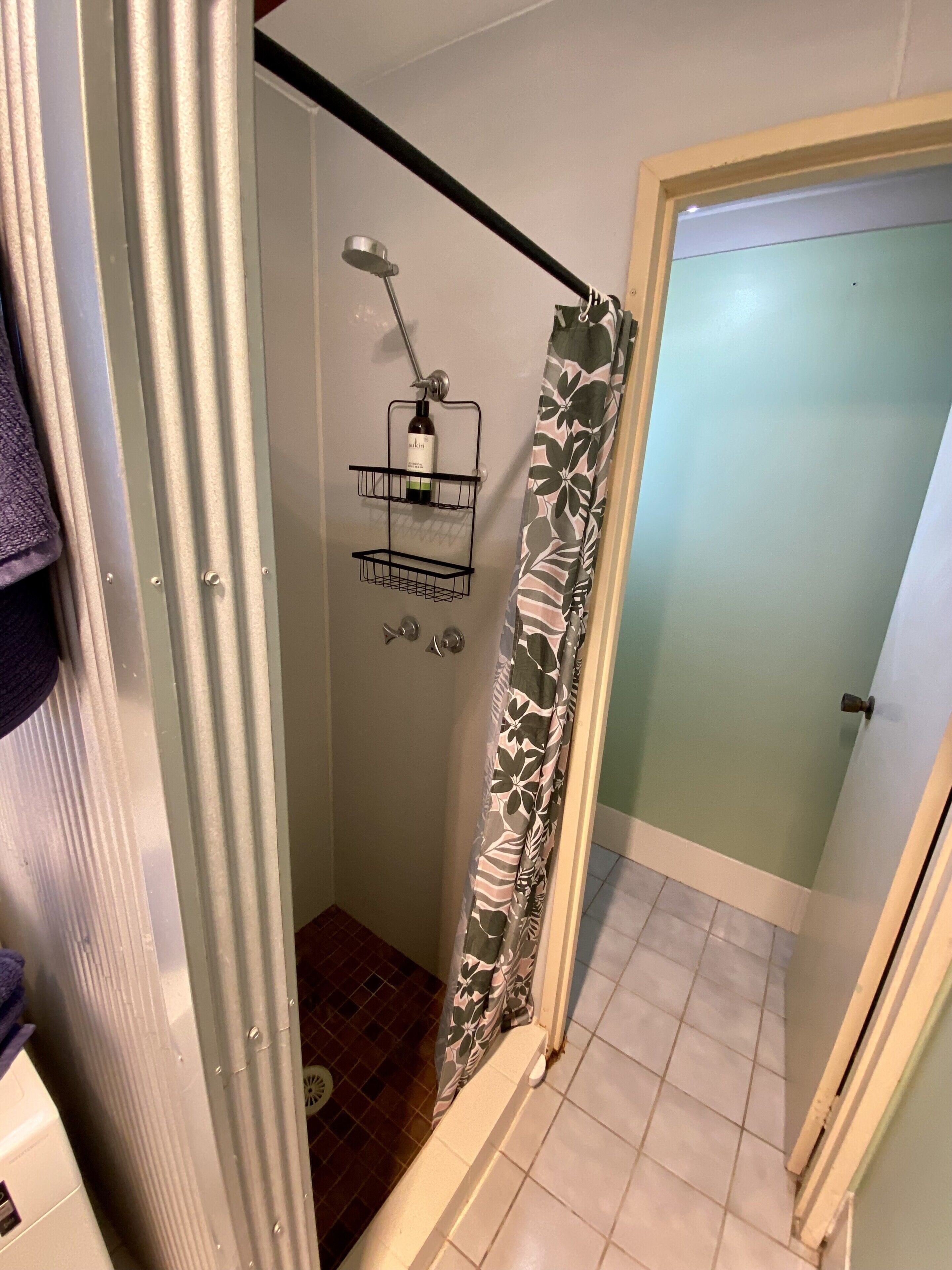 Een douche, een haardroger, handdoeken, zeep