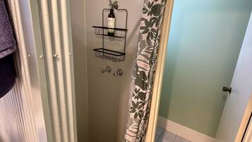 Een douche, een haardroger, handdoeken, zeep