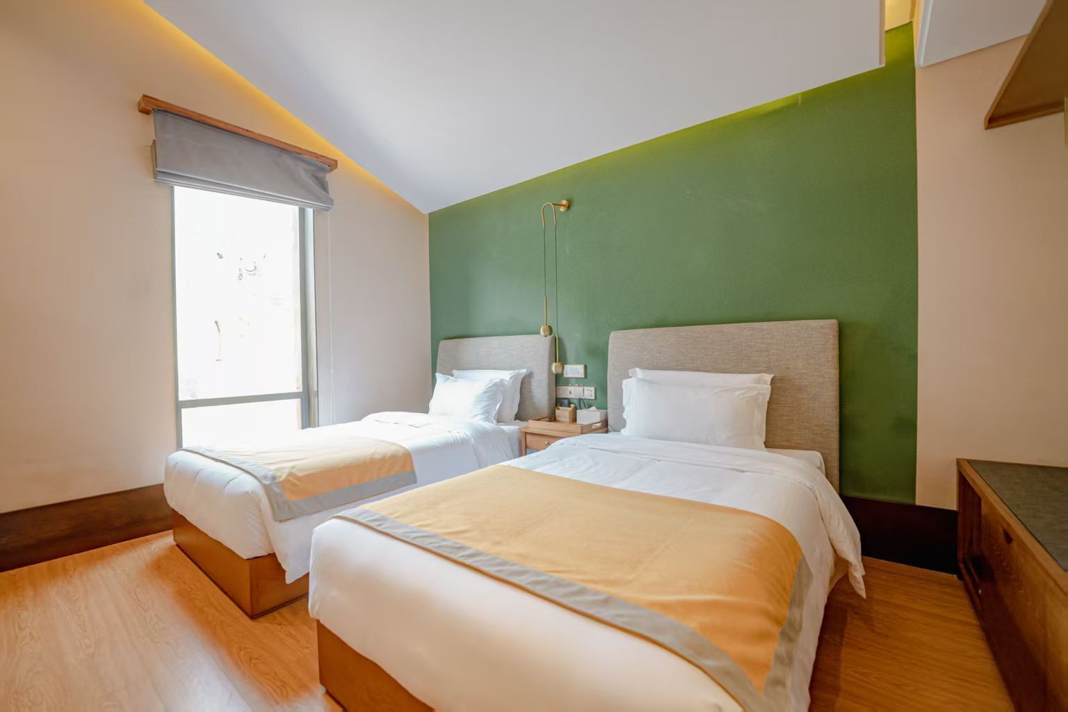Habitación Confort con 2 camas individuales, vista al patio | Espacio para trabajar con laptop, cortinas blackout y insonorización 