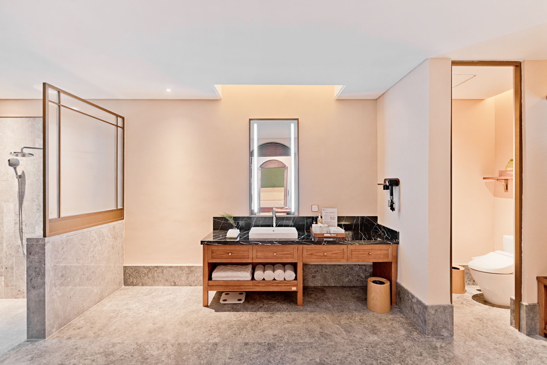 Superior-Doppelzimmer, Blick auf den Innenhof | Badezimmer