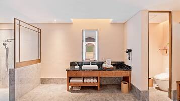 Superior-Doppelzimmer, Blick auf den Innenhof | Badezimmer