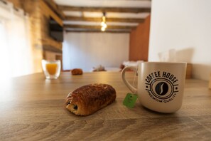 Una taula amb una tassa de cafè i un pastís.