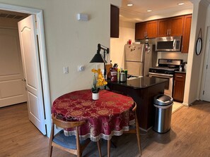 Private kitchen - Cozy, stylish and vibrant Downtown Los Angeles home (Los Angeles)