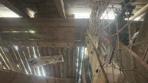 Escada de madeira com corrimão de metal, subindo.
