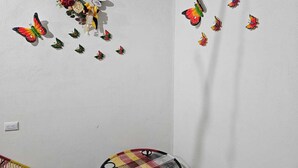 Un muro decorato con un'esposizione floreale e decorazioni a farfalla.