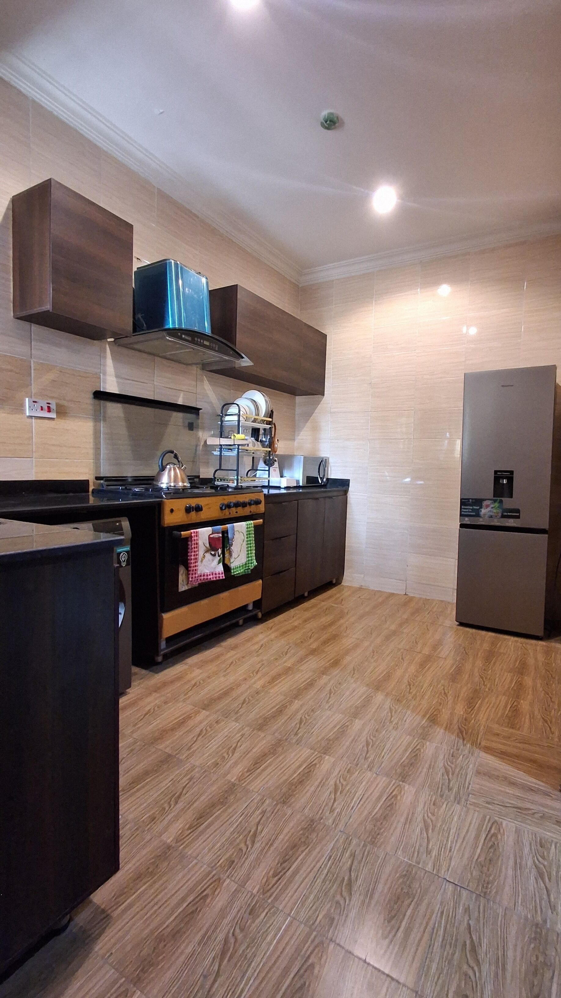 Een moderne keuken met een gasfornuis, oven en inbouwapparatuur.