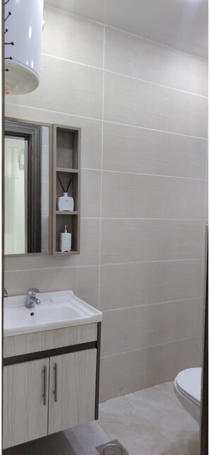 Douche, serviettes fournies, savon, papier toilette