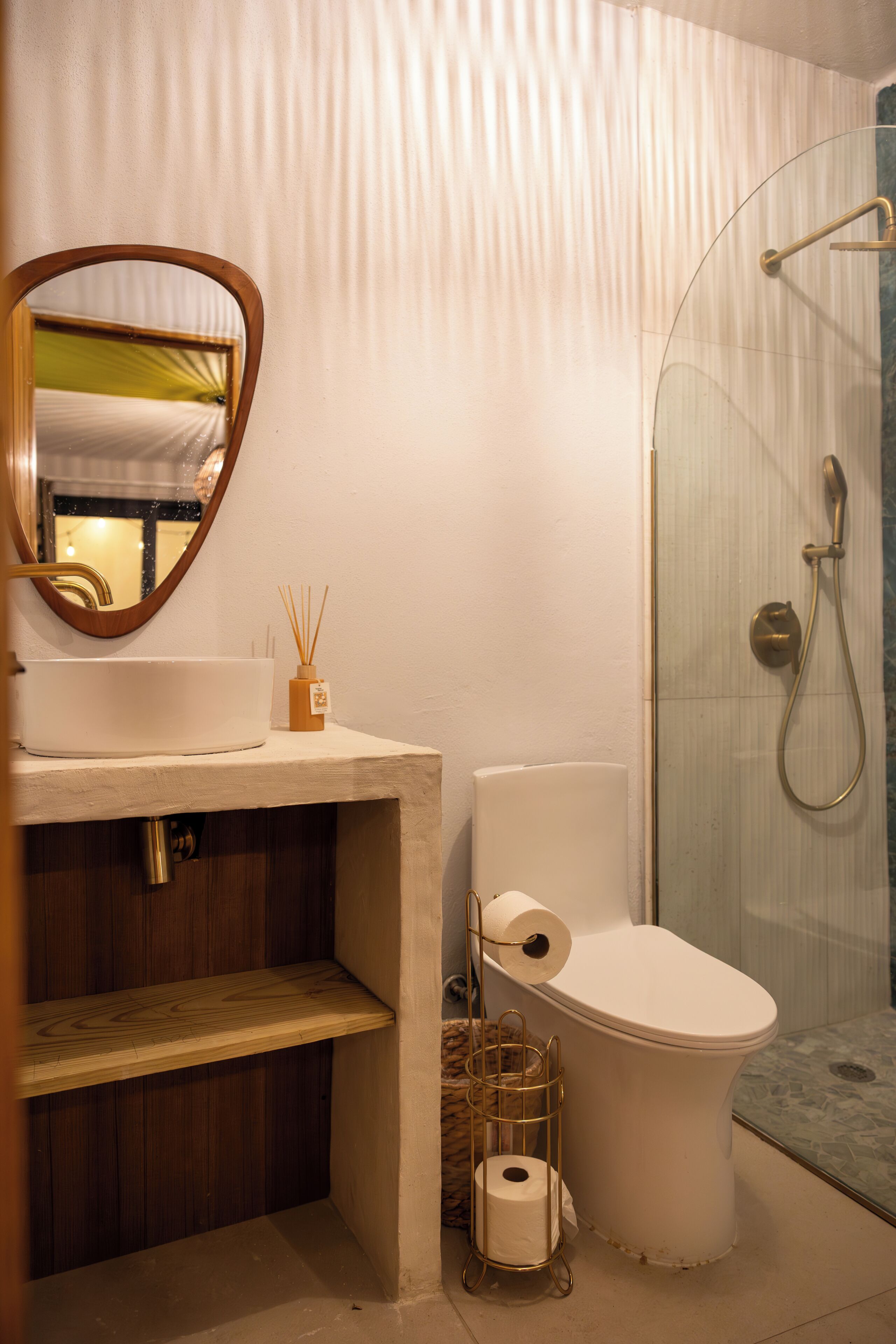 Exclusive Apartment, Courtyard View | Bathroom | Towels, soap, shampoo, toilet paper