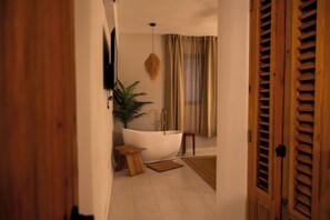Appartamento Superior, vista piscina | Bagno | Asciugamani, sapone, shampoo, carta igienica