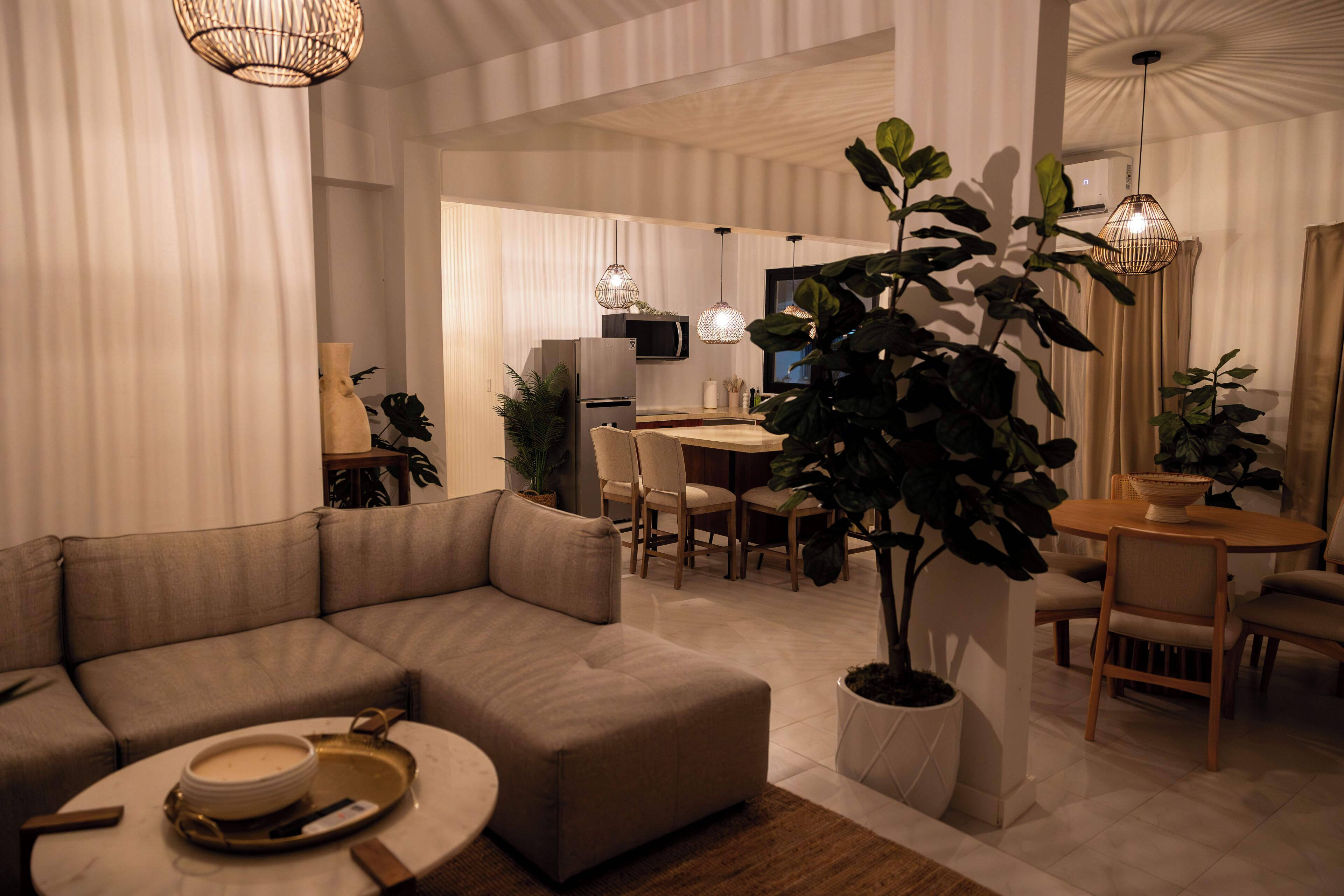 Apartamento superior, vista para a piscina | Área de estar
