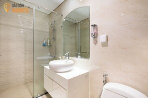 Haartrockner, Bidet, Handtücher, Seife