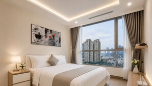 Een moderne hotelkamer met een groot bed, nachtkastjes, uitzicht over de stad en een schilderij aan de muur.
