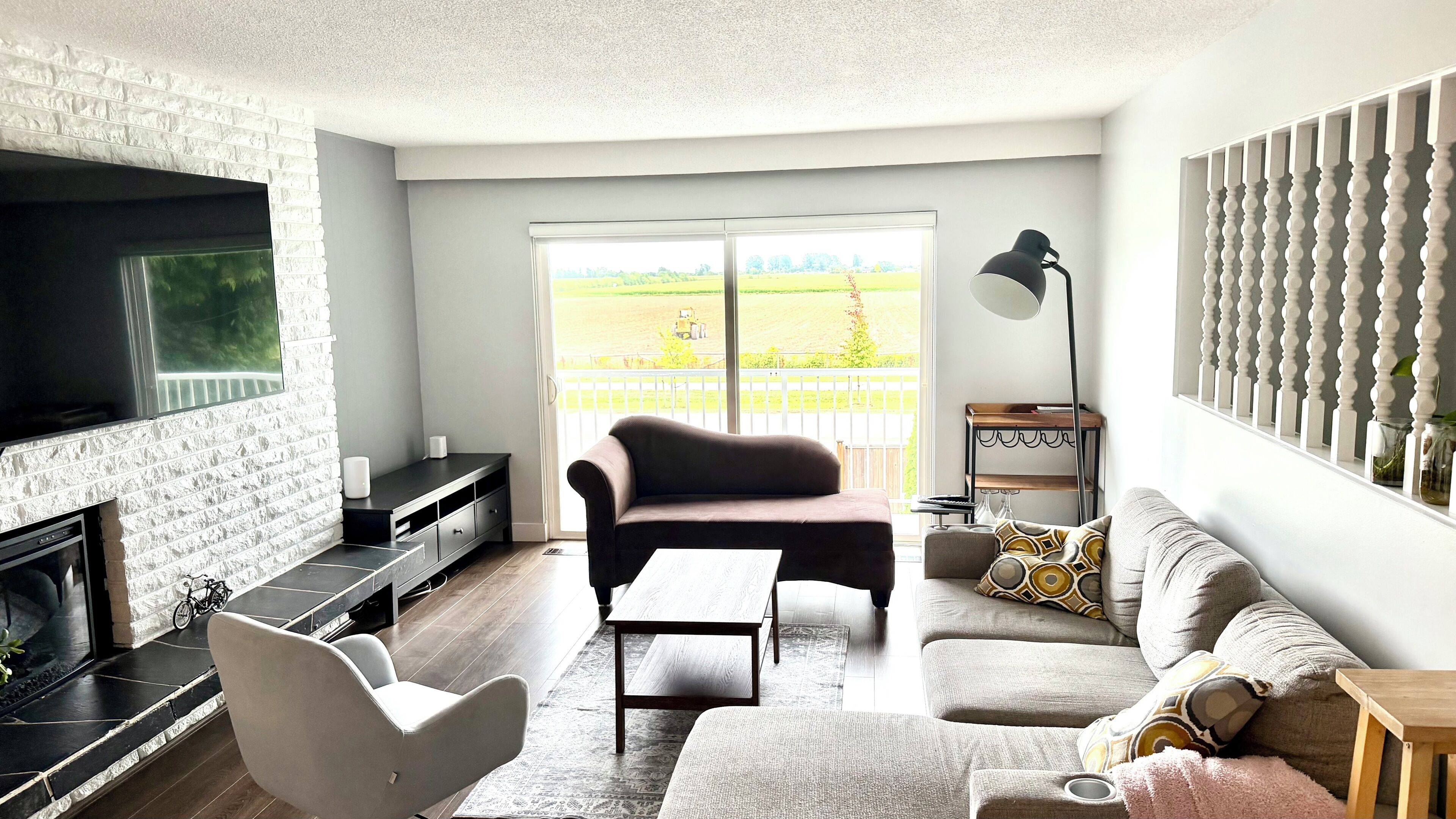 Cozy Sunny 3 Bedroom  Located Directly Across From The Southlands Community - Ladner