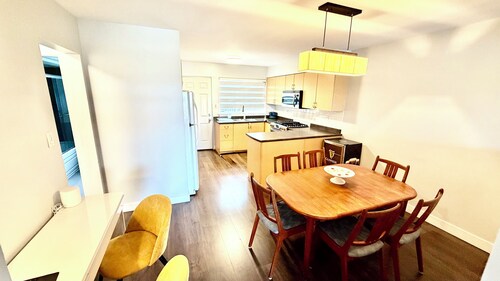 Cozy sunny 3 bedroom 
Located directly across from the Southlands community