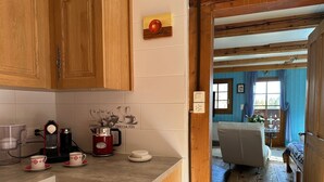 Una cocina con armarios de madera, una cafetera y un hervidor de agua.