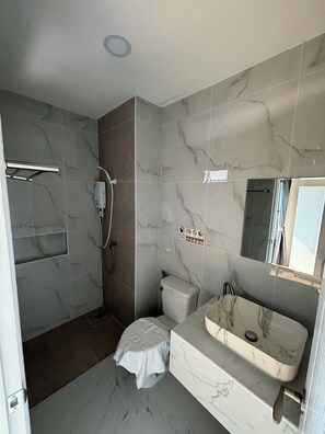 Shower, hair dryer, towels, soap - J hondo Apartment (Mueang District)