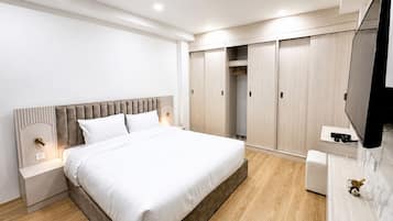 Suite | Desk, laptop workspace, free WiFi