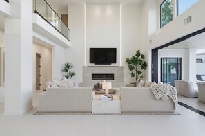 Fernseher, Kamin, Arbeitsbereiche