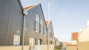 A row of modern houses with a narrow pathway between them. - "Ehlin" - 900m from the sea by Interhome (Skagen)