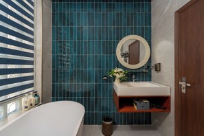 Deluxe-Zimmer, Stadtblick | Badezimmer | Dusche, kostenlose Toilettenartikel, Haartrockner, Handtücher