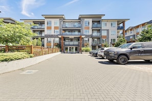 Exterior - Spacious 1BR + Office in Central Langley (Langley Township)