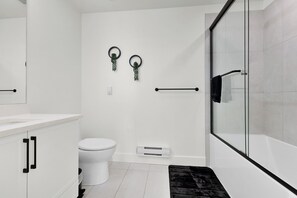 Bathroom - Spacious 1BR + Office in Central Langley (Langley Township)