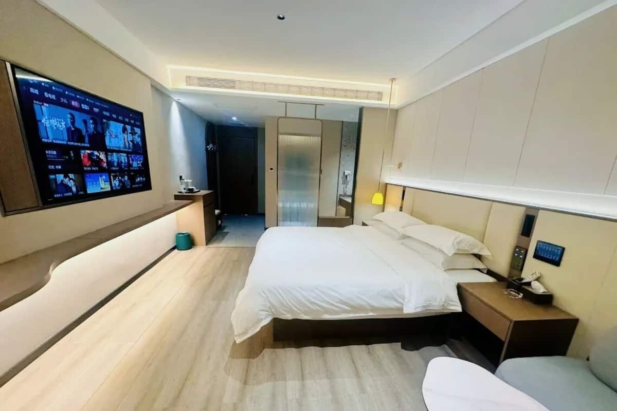 Habitación doble Confort, vista a la ciudad | Tabla de planchar con plancha y wifi gratis