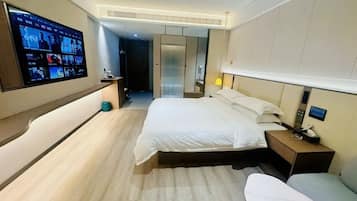 Habitación Confort doble, vistas a la ciudad | Tabla de planchar con plancha y wifi gratis