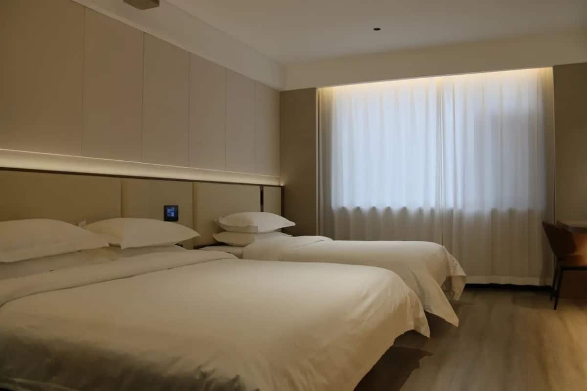Habitación Confort, vista a la ciudad | Tabla de planchar con plancha y wifi gratis