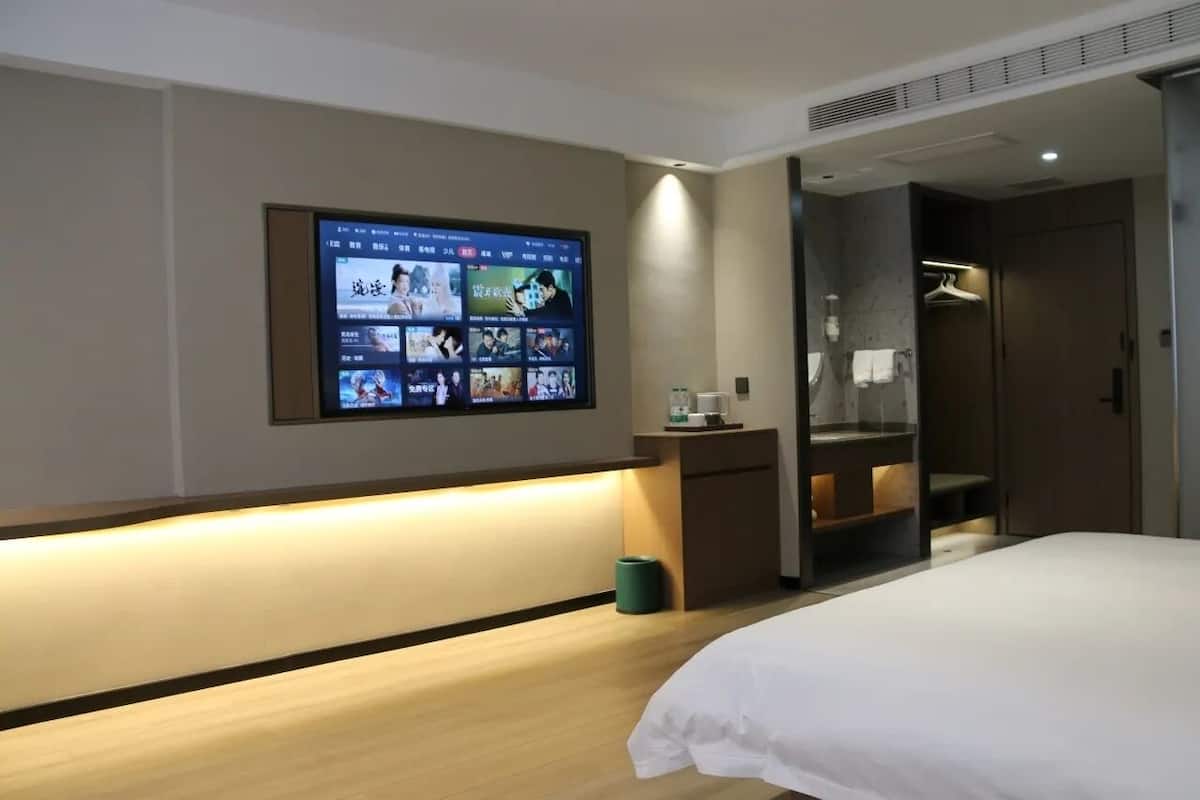Habitación doble Deluxe, vista a la ciudad | Tabla de planchar con plancha y wifi gratis