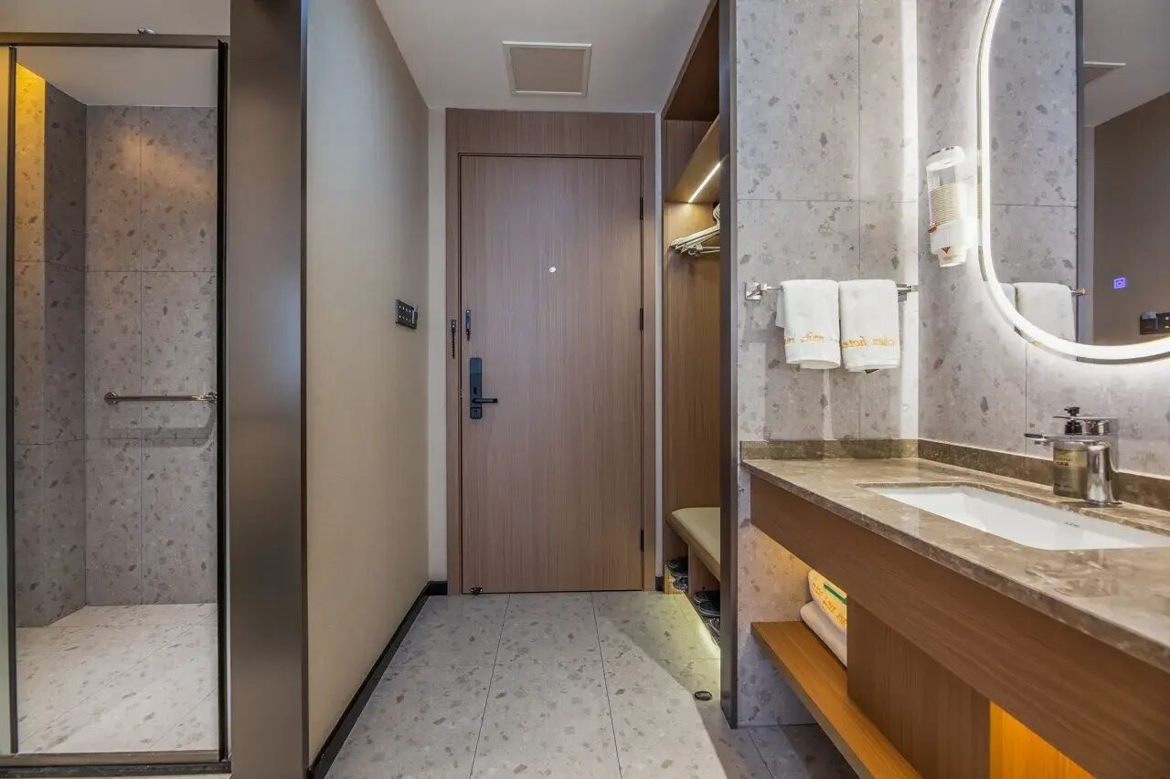 Habitación Confort, vistas a la ciudad | Baño | Ducha, secador de pelo, toallas y jabón
