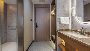 Habitación Confort, vistas a la ciudad | Baño | Ducha, secador de pelo, toallas y jabón