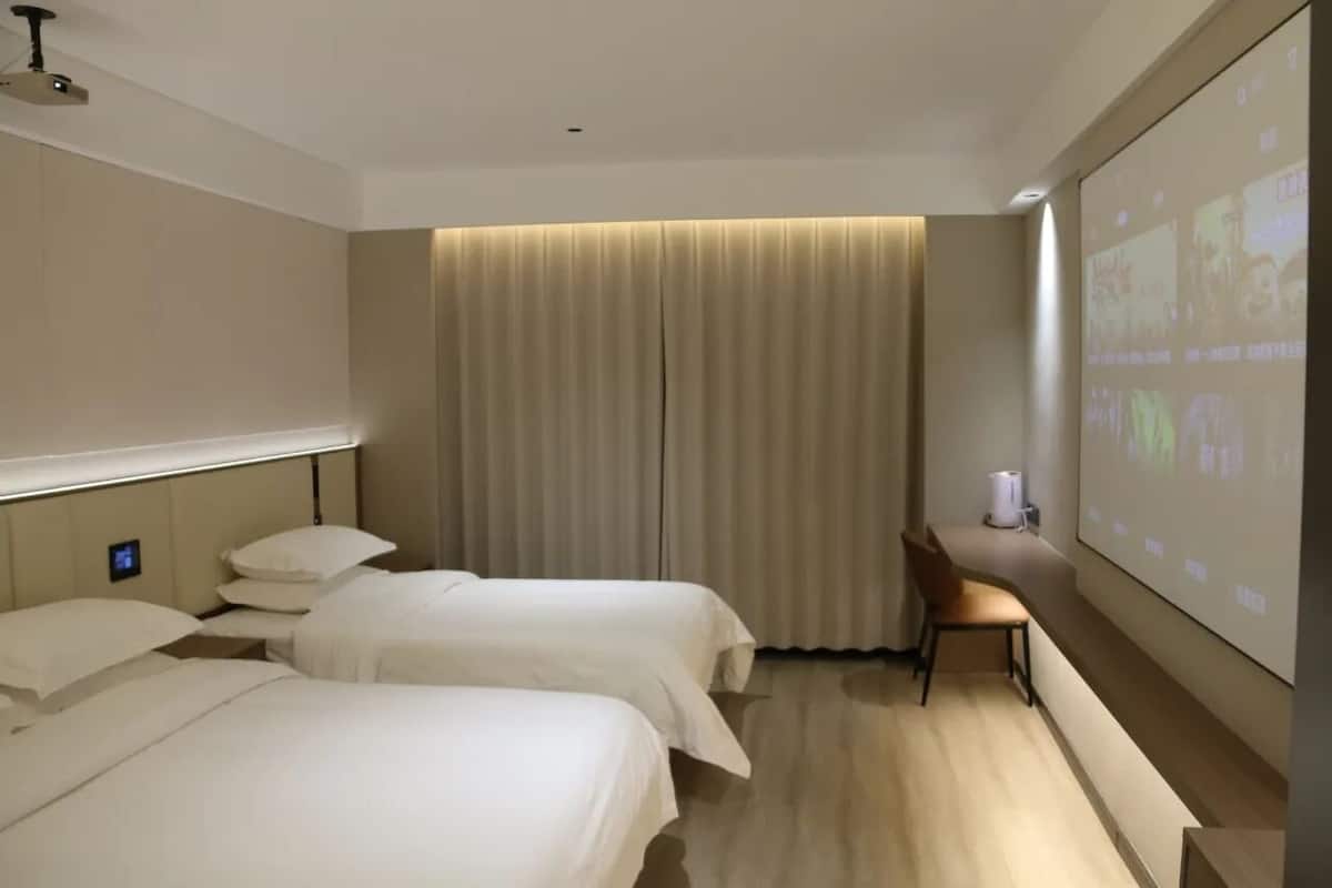 Habitación doble clásica, vista a la ciudad | Tabla de planchar con plancha y wifi gratis