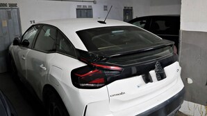 Ein weißer Citroen steht in einer Garage, an der Wand ist die Nummer 22 sichtbar.