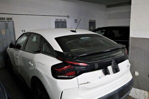 A white Citroen parked in a garage with a visible number '22' on the wall. - Sabine - apartment located in the heart of Calpe (Calpe)